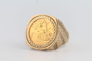A 1982 half sovereign contained in a 8 gram 9ct gold ring mount, size U 1/2