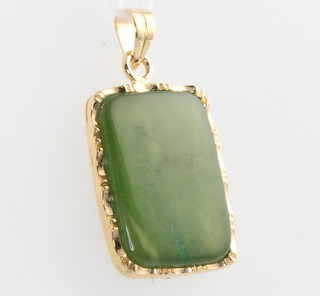 A yellow gold jade pendant
