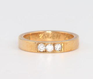A 14ct yellow gold 3 stone diamond ring, size K 