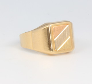 An 18ct 3 colour yellow gold ring 5.4 grams, size T 