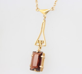 A 9ct yellow gold garnet pendant and chain 