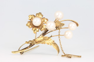 A 9ct yellow gold pearl brooch 53mm 