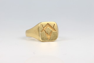 A gentleman's 18ct yellow gold Masonic ring size S, 11.8 grams