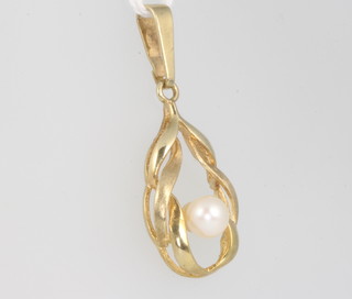 A 9ct yellow gold pearl pendant 36mm 