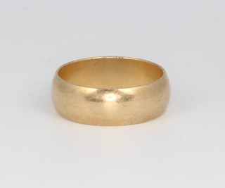 A 10k yellow gold wedding band 6 grams, size R 