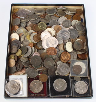 A quantity of commemorative crowns and coins 