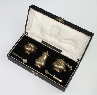 A Sterling silver 3 piece condiment with 2 spoons 115 grams, cased 