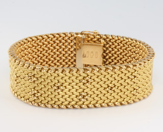 An 18ct yellow gold mesh link bracelet 40 grams