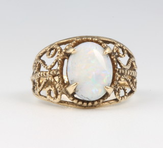 A 9ct yellow gold opal ring size H 