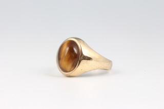 A 9ct yellow gold tigers eye ring size I 