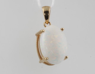 A 9ct yellow gold oval opal pendant 
