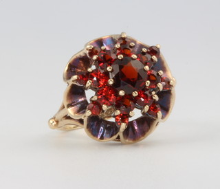 A 9ct yellow gold garnet dress ring size E