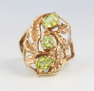 A 9ct yellow gold peridot ring size H 1/2