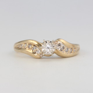 A 19ct yellow gold diamond ring size M