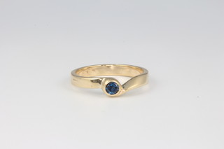 A 9ct yellow gold sapphire crossover ring size K 