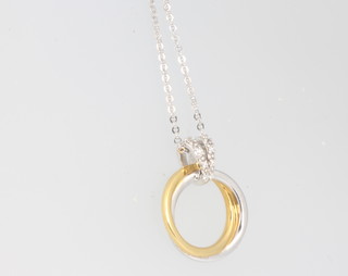 An 18ct 2 colour gold circular pendant and chain 15mm 