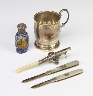 A silver baluster mug with S scroll handle, a silver and mother of pearl rattle teether, scent bottle and 2 fruit knives, weighable silver 75 grams