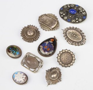 Ten silver brooches, 70 grams