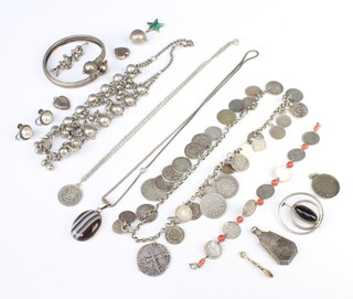 A silver brooch and minor silver jewellery 