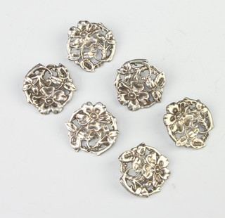 Six Edwardian cast silver buttons, London 1902 