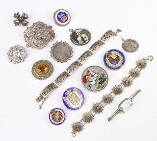 A silver brooch and minor silver jewellery 