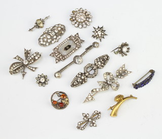 A paste brooch and minor costume jewellery 