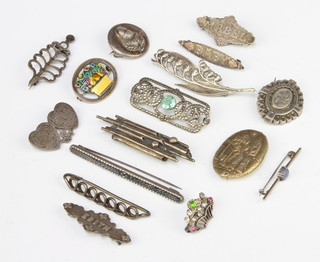 A Victorian silver brooch and 15 other brooches 83 grams
