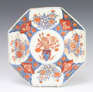 A 19th Century octagonal Imari dish decorated with a lion amongst flowers 28cm 