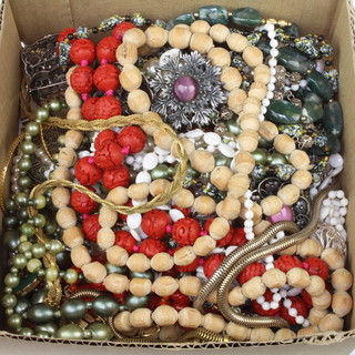 A collection of minor necklaces and jewellery 