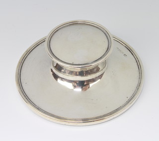 A circular silver capstan inkwell with clear glass liner 11.5cm 