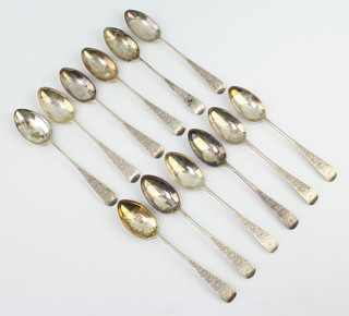 A set of 12 Victorian silver tea spoons with chased decoration Sheffield 1900 160gr