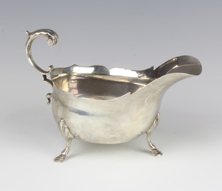 An Edwardian silver sauce boat on pad feet with S scroll handle, Chester 1910, 193 grams 