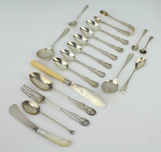 A set of 6 Victorian silver teaspoons and sugar tongs and minor silver cutlery, weighable silver 285 grams 