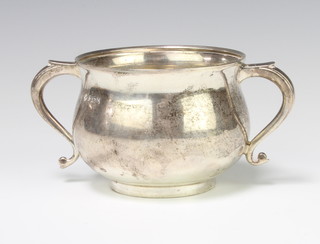 A silver 2 handled pedestal bowl with S scroll handles Birmingham 1919, 14.5cm, 222 grams