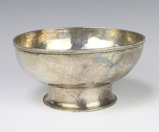 A silver hammer pattern pedestal bowl of plain form 18cm, 482 grams