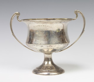 A silver 2 handled trophy cup with presentation inscription, dated 1919, 15cm, 307 grams