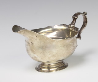 A silver pedestal sauce boat with S scroll handle London 1935, 204 grams 