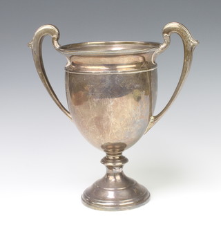 A silver 2 handled presentation trophy with inscription, Sheffield 1927, 28 cm, 669 grams