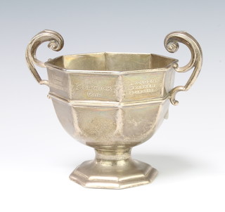 A silver octagonal 2 handled presentation trophy with engraved inscription, Birmingham 1909, maker Elkington and Co., 12cm, 300 grams