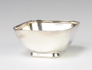 A silver pedestal bowl of plain form Sheffield 1945, 10cm, 166 grams