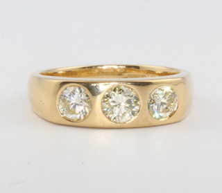 An 18ct yellow gold 3 stone diamond ring 1.61ct, size U 