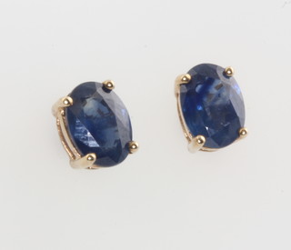 A pair of yellow gold sapphire ear studs 7mm 