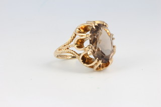 A 9ct yellow gold oval quartz dress ring size G 