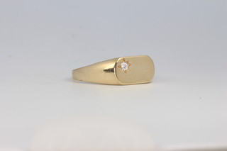 A 9ct yellow gold paste set ring size T 