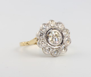 An 18ct yellow gold diamond cluster ring, approx 1.75 ct