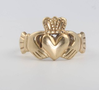 A gentleman's 9ct yellow gold Claddagh ring 8.3 grams, size V 