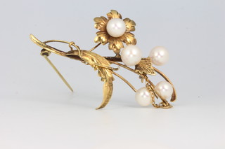 A 9ct yellow gold pearl brooch 53mm 