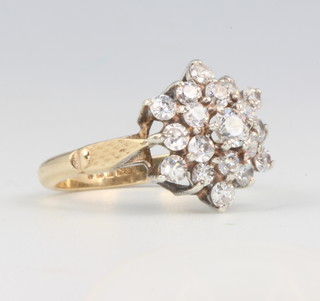 A 9ct yellow gold paste set cluster dress ring size I 