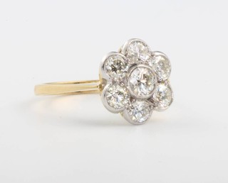 An 18ct yellow gold 7 stone diamond cluster ring, approx 1.5ct, size O 1/2