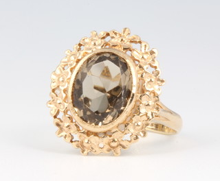 A 9ct yellow gold quartz dress ring size L 